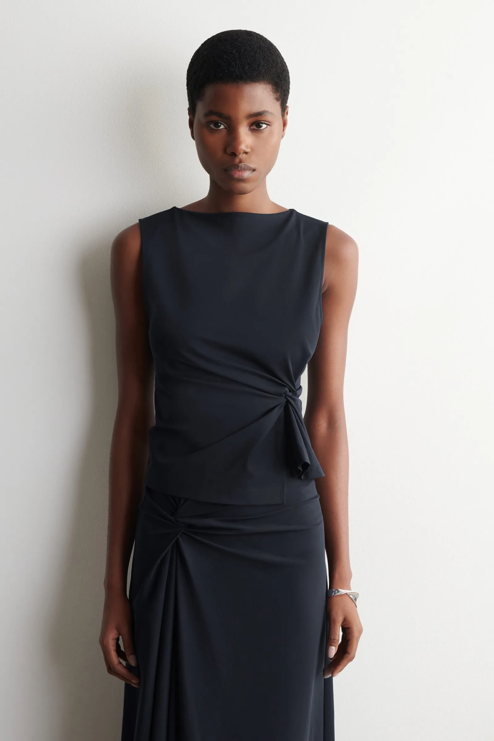 Navy top en rok, geannoteerd met materiaal, stijl, detail en merk